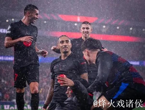 西甲综合：拉菲尼亚“双响” 巴萨主场战胜奥萨苏纳