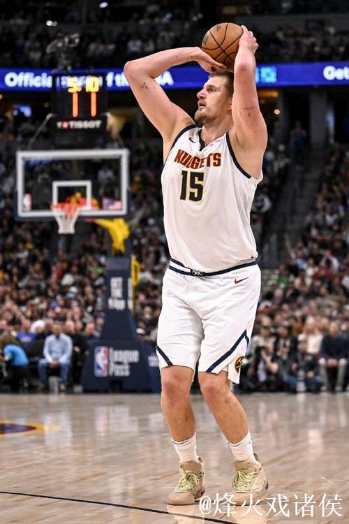 琼斯接球约基奇助攻三分命中，掘金加时赛开局打出7-0